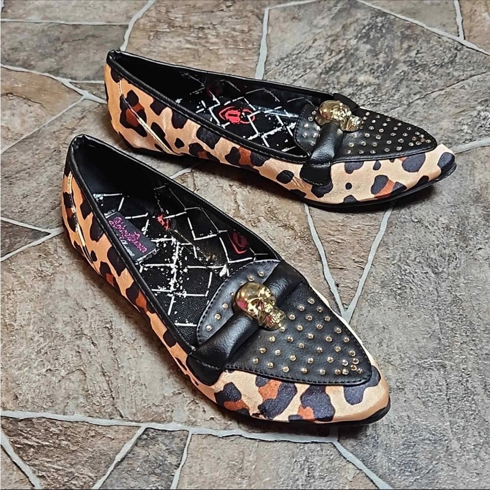 Stylish Leopard Print Flats with Skull Detail